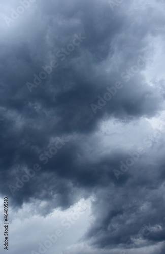 Wolkenschauspiel am Abendhimmel - Dunkle bedrohliche Regenwolken - Gewitterwolken, Depression, melancholische Stimmung 