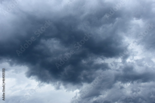 Wolkenschauspiel am Abendhimmel - Dunkle bedrohliche Regenwolken - Gewitterwolken, Depression, melancholische Stimmung