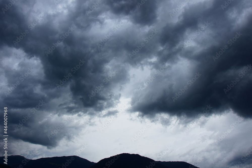 Wolkenschauspiel am Abendhimmel - Dunkle bedrohliche Regenwolken - Gewitterwolken, Depression, melancholische Stimmung Wolkenschauspiel am Abendhimmel - Dunkle bedrohliche Regenwolken - Gewitterwolken, Depression, melancholische Stimmung