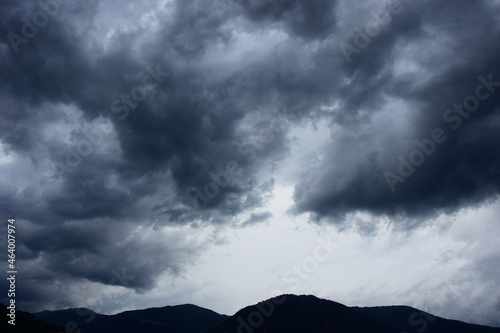 Dunkle graue bedrohliche Gewitterwolken, Regenwolken am dunklen Himmel, Wetterumschwung, Sommergewitter, Gewitterwolken und Regenwolken dunkel und grau, grauer Himmel