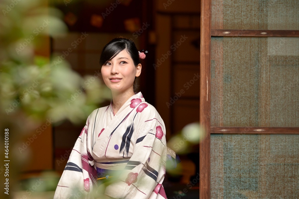 京都町屋にて縁側でくつろぐ浴衣姿の若い女性	