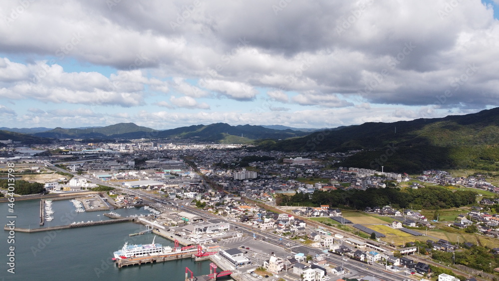 Obraz premium ドローン 空撮 山口県観光PRヤナイ SDGs 自然豊かな山口県柳井市の街並みと青い空と白い雲！