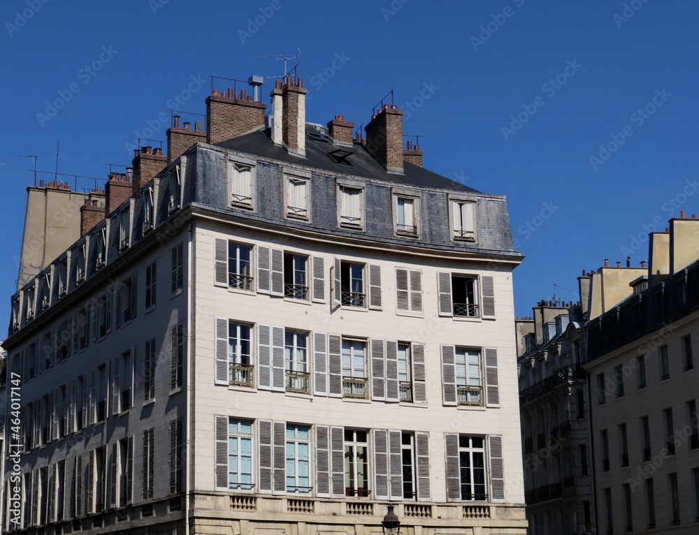 Fototapeta premium Immeuble avec façade courbe ancien. Ciel bleu. Paris.