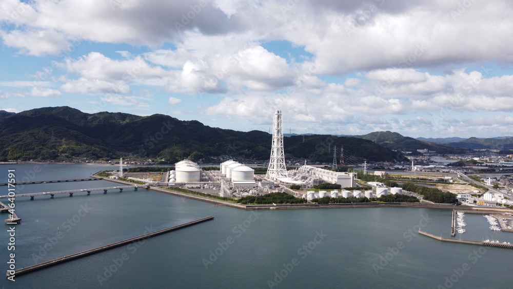 Fototapeta premium SDGs火力発電所！ドローン空撮 火力発電所と山口県柳井市の街並み！山口県観光 柳井市