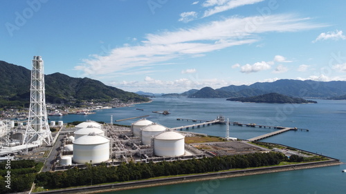 瀬戸内海の青い海と空と山口県柳井市の景色！SDGs火力発電所・ドローン空撮