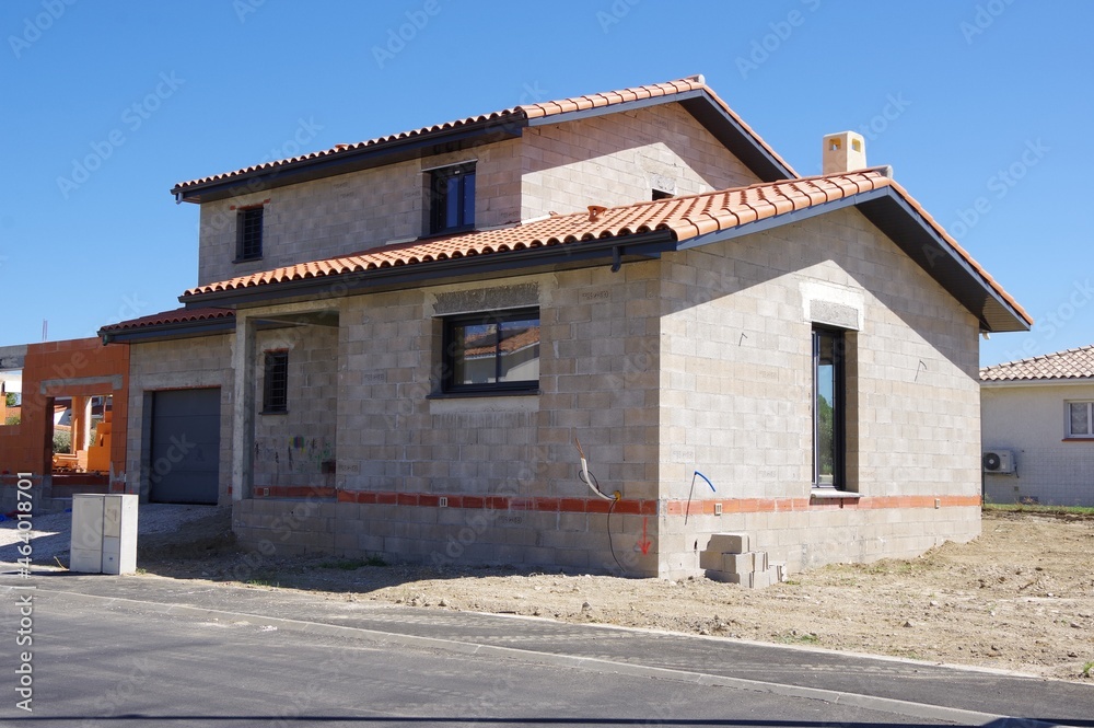 Chantier de travaux de maison en France avec brique et ciment Chantier de travaux de maison en France avec brique et ciment