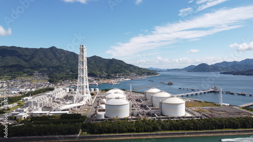 瀬戸内海の青い海と空と山口県柳井市の景色！SDGs火力発電所・ドローン空撮