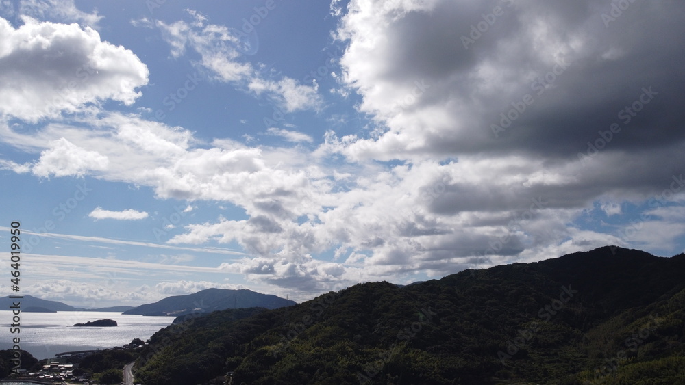 Obraz premium ドローン 空撮 山口県観光PRヤナイ SDGs 自然豊かな山口県柳井市の街並みと青い空と白い雲!