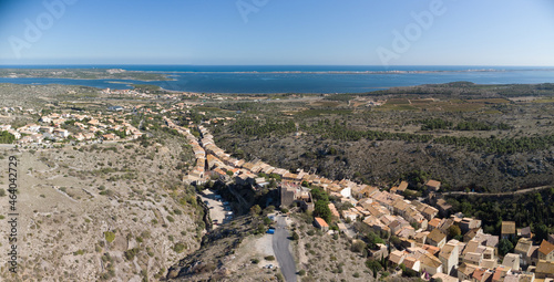 Vue aérienne du village de Fitou dans l'Aude (France) photo