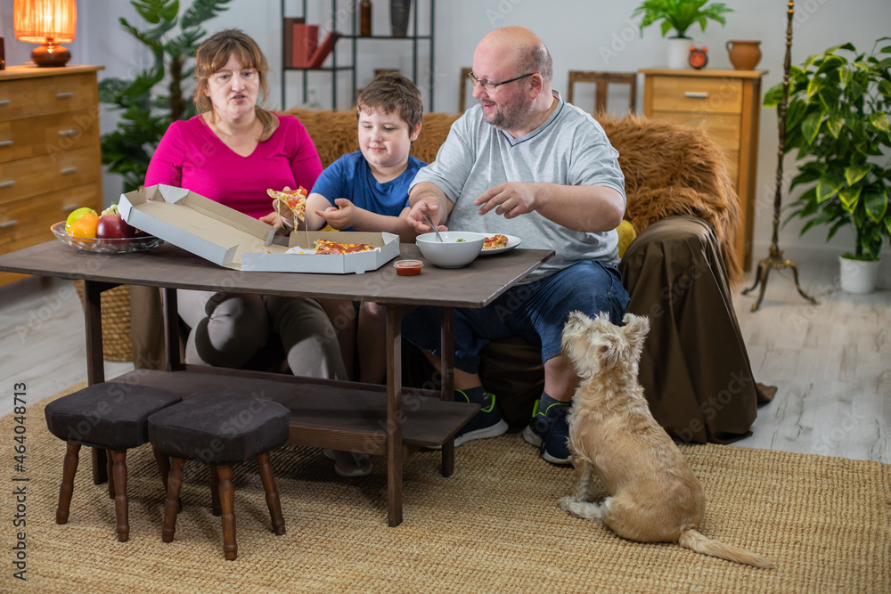 Φωτογραφία The family distributes slices of pizza to the whole family and the dog waits his turn