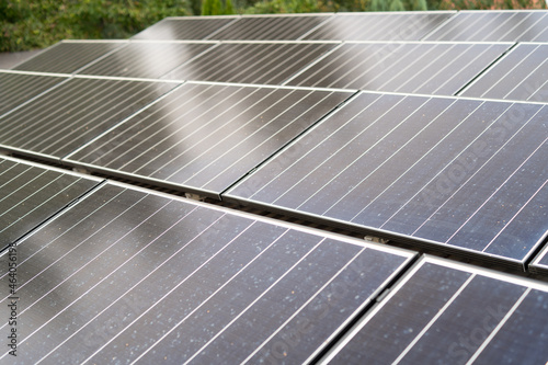 panele słoneczne na dachu płaskim, lekko brudne panele słoneczne, pv panel w technologii gontowej
