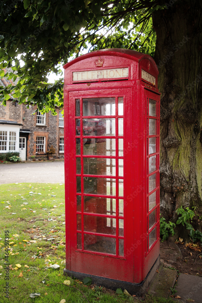 Obraz premium working red telephone box