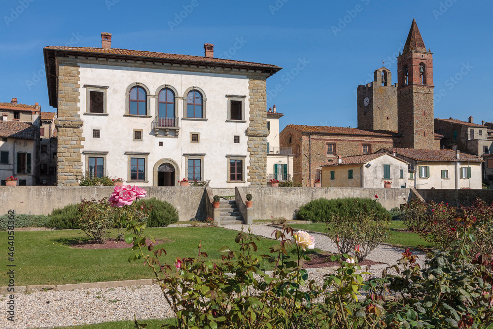 Monte San Savino. Arezzo. Palazzo Del Monte. Facciata sul giardino verticale con Torre dell' Orologio e chiesa della Misericordia Monte San Savino. Arezzo. Palazzo Del Monte. Facciata sul giardino verticale con Torre dell' Orologio e chiesa della Misericordia