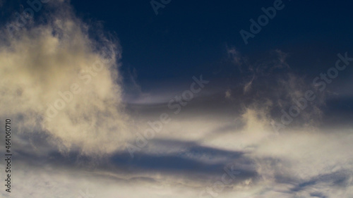 Passages de quelques nuages de haute altitude, pendant le coucher du soleil