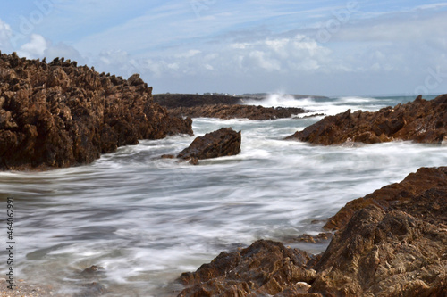 vagues déferlant sur les rochers, grandes marées dans le Finistère, rochers dans la mer