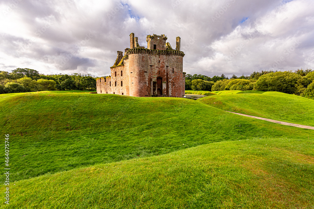 castle on a green meadow in scotland.zamek na zielonej łące w szkocji