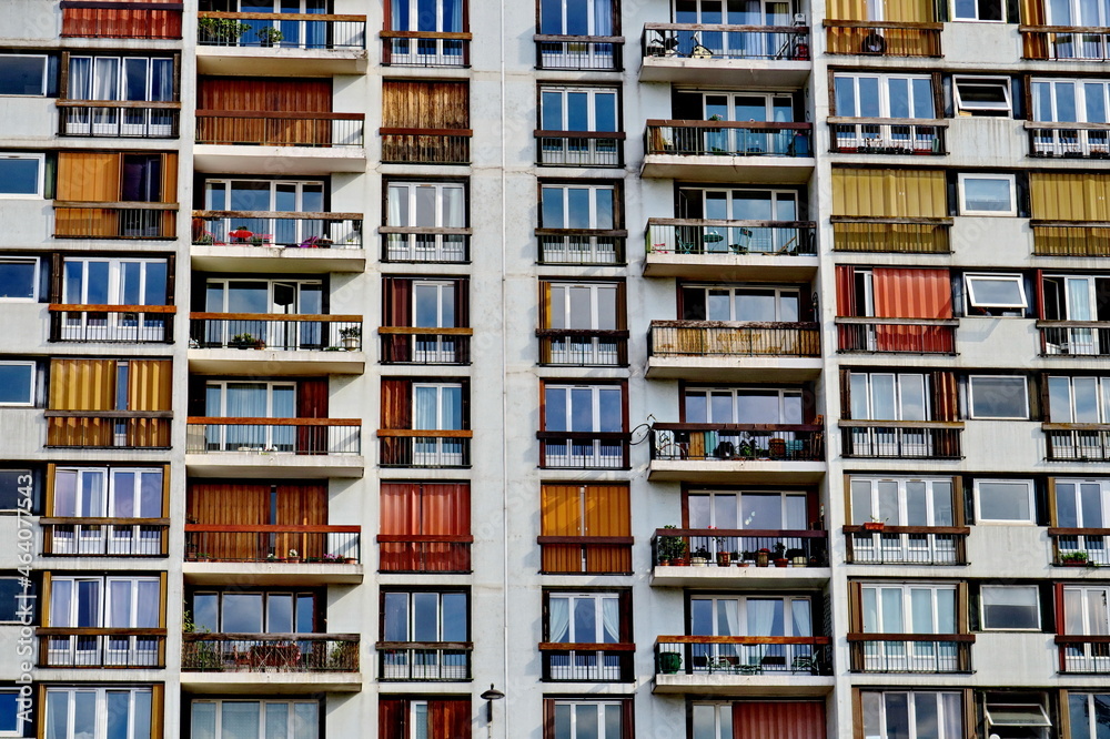 Immeuble de logement avec balcons.  Façade avec fenêtres.