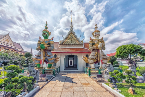 Wat Arun temple in Bangkok, Thailand © Stockbym