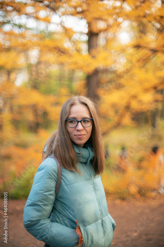 Autumn portrait of beautifu...