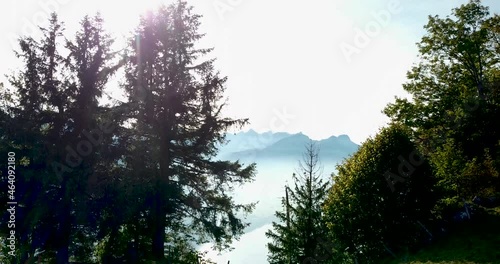 Top of World in der Schweiz, Amden, Aussichtspunkt Cha Herbst Drohnen Flug in Richtung Wesen mit Bergkette die im Nebel verschwindet. photo