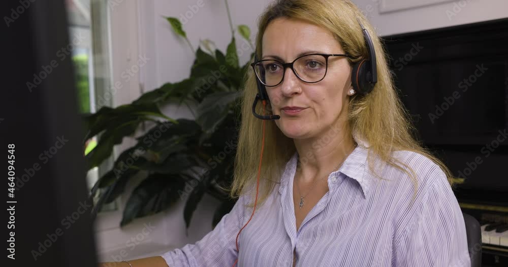 Home Office wegen Corona. Kunde reklamiert am Telefon, Verkäuferin nimmt Reklamation entgegen und beruhigt Kunde.