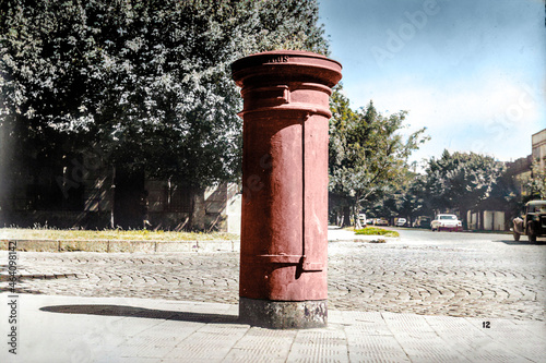 Antiguo buzón de correo a color © PeCé