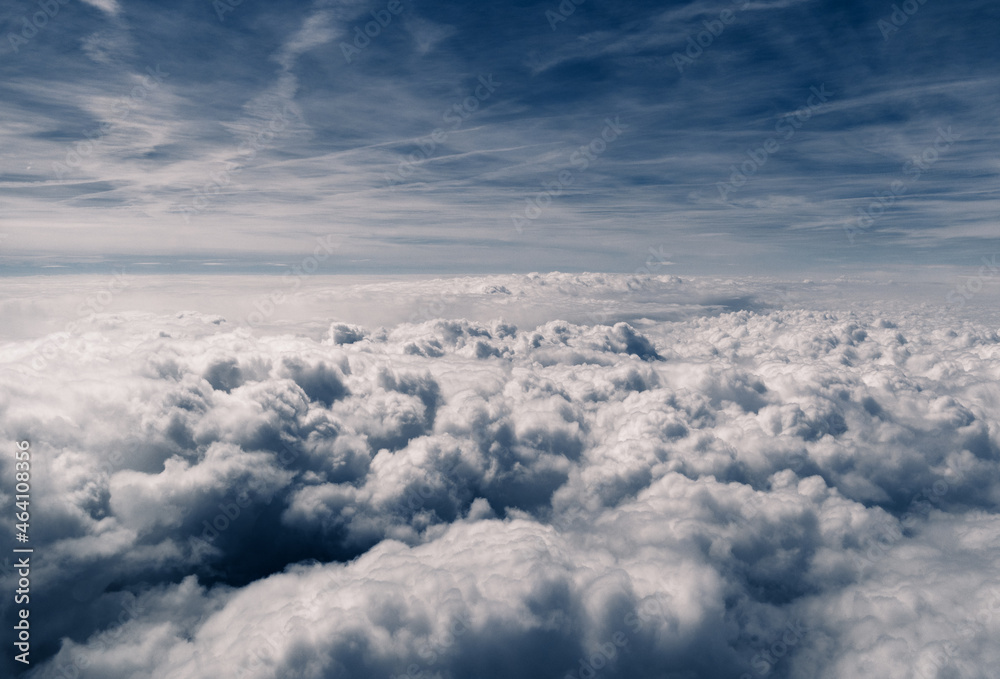 zwischen wolken über den wolken weisse wolken zwischen wolken über den wolken weisse wolken
