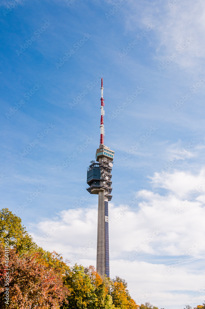 Obraz premium St. Chrischona, Bettingen, Riehen, Basel, Kirche, Fernsehturm, Wanderweg, Landwirtschaft, Obstbäume, Herbst, Herbstsonne, Schweiz