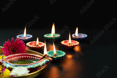 Various Size Handmade Clay Diya, Deep Or Dia Illuminated In Dark And Golden Thali Decorated With Phool Flowers. Theme For Diwali Pooja, Navratri, Dussehra Puja, Deepawali Or Shubh Deepavali