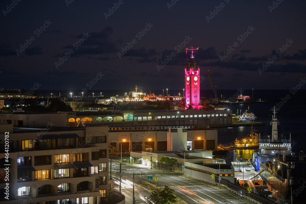 Fototapeta premium アロハタワー、夜景、ハワイ、hawaii、ホノルル、aloha tower