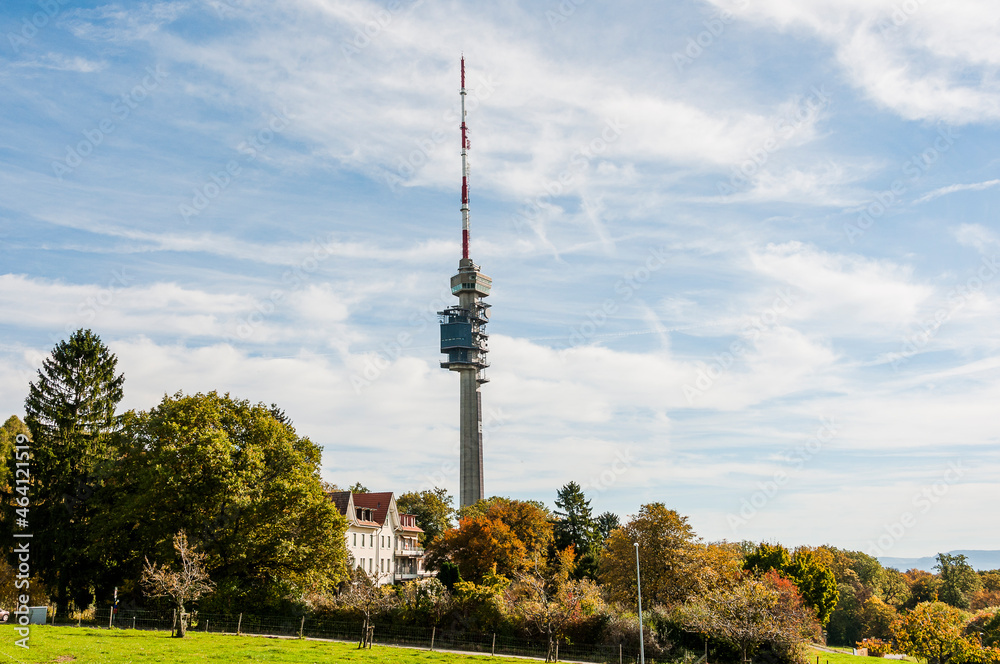 Obraz premium St. Chrischona, Bettingen, Riehen, Basel, Kirche, Fernsehturm, Wanderweg, Landwirtschaft, Obstbäume, Herbst, Herbstsonne, Schweiz