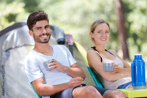 Fotografía couple traveling drinking coffee in the morning