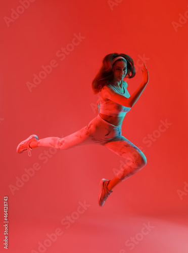 Sporty running woman on col...