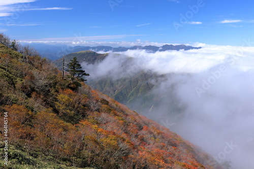 秋の剣山　登山道からの眺望　紅葉　（徳島県　日本百名山） © mitumal 