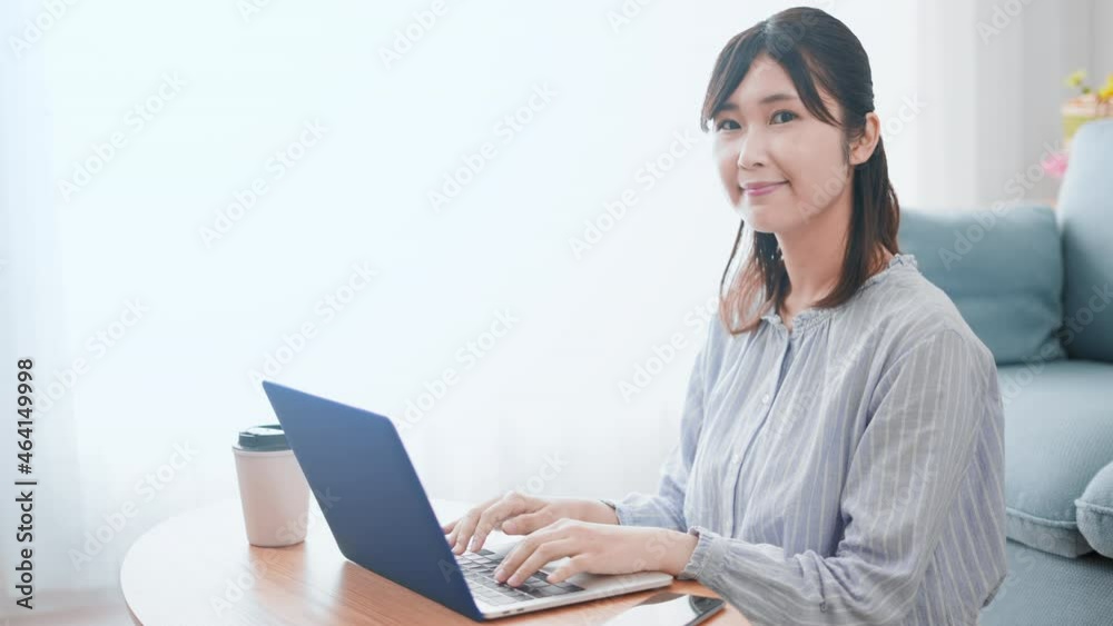 ノートパソコンを使う女性	