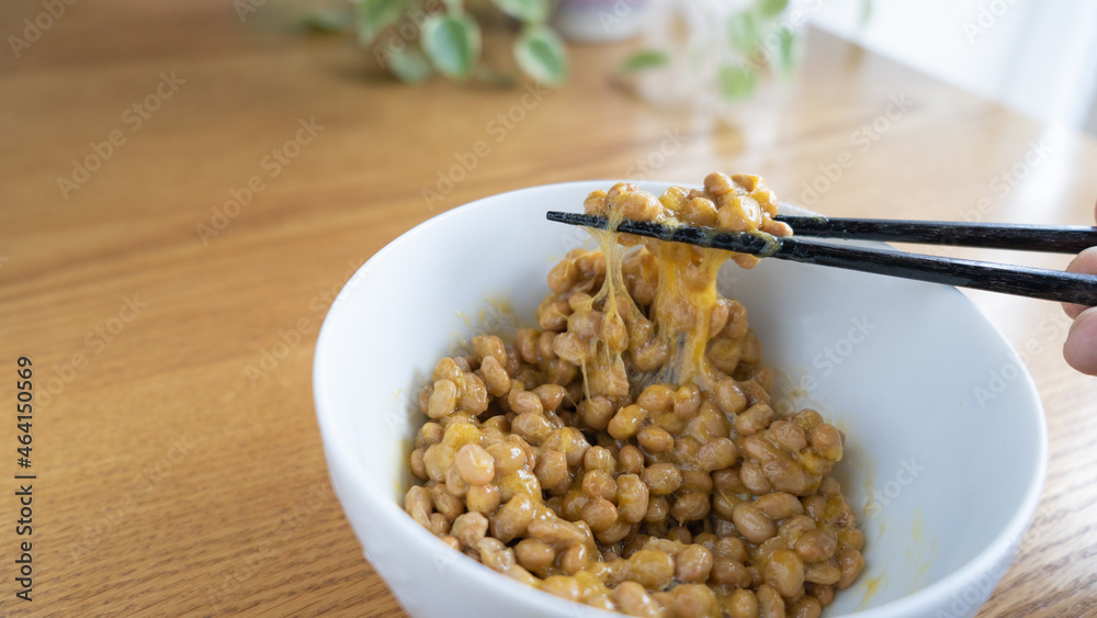 納豆と生タマゴを混ぜる 納豆と生タマゴを混ぜる