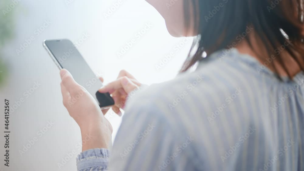 スマートフォンを使う女性	
