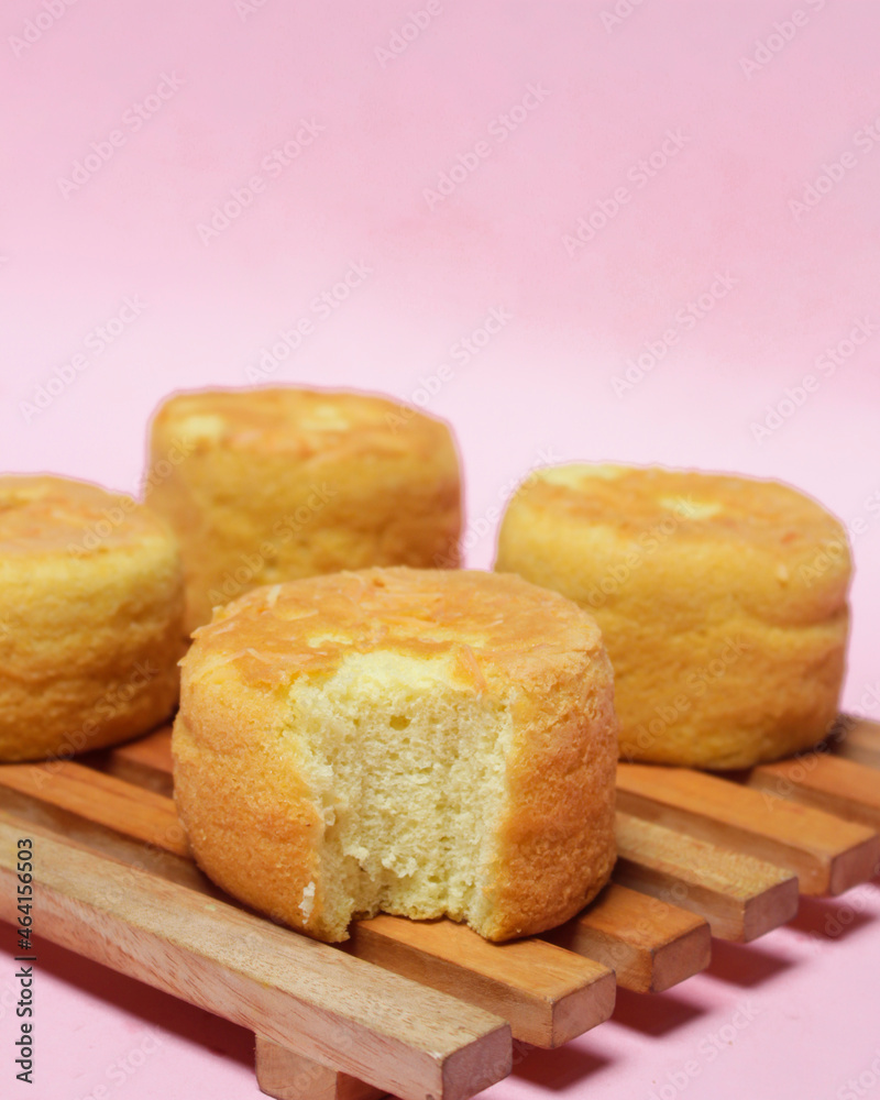 Homemade sponge cake. Sponge has a soft and tender texture and a sweet taste that is loved by toddlers to adults. Can be used as a breakfast menu or snack during the day. Focus blur. Round sponge cake