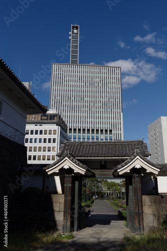 皇居、清水門から見える九段合同庁舎などの街の風景　九段、千代田区、東京、日本