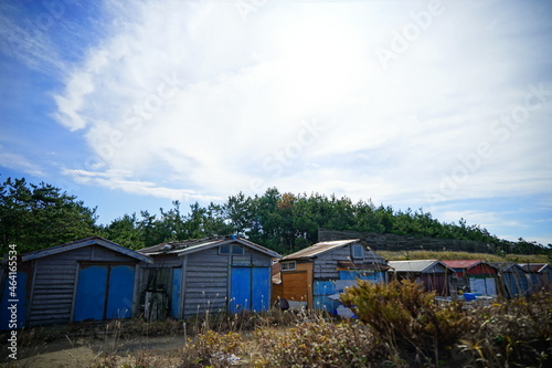 海岸沿いにある木造の古い倉庫 © tomomi