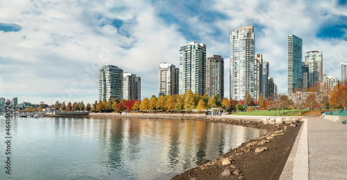 Fototapete Scenic view of Downtown Vancouver on a sunny day