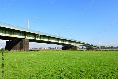 Josef-Kardinal-Frings-Brücke über rhein zwischen neuss und düsseldorf 