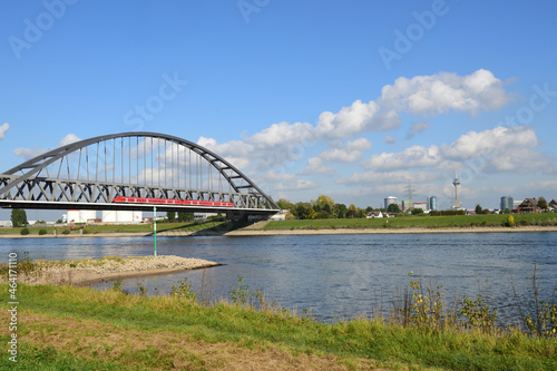 Hammer Eisenbahnbrücke über rhein von düsseldorf und neuss, deutschland