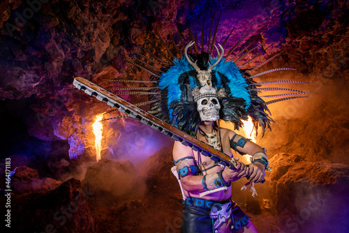 La vida no puede existir sin la muerte, por eso estoy aquí. Mi nombre es Mictlantecuhtli y dentro de la mitología mexica soy el señor de la oscuridad. En mi reino, llamado el Mictlán