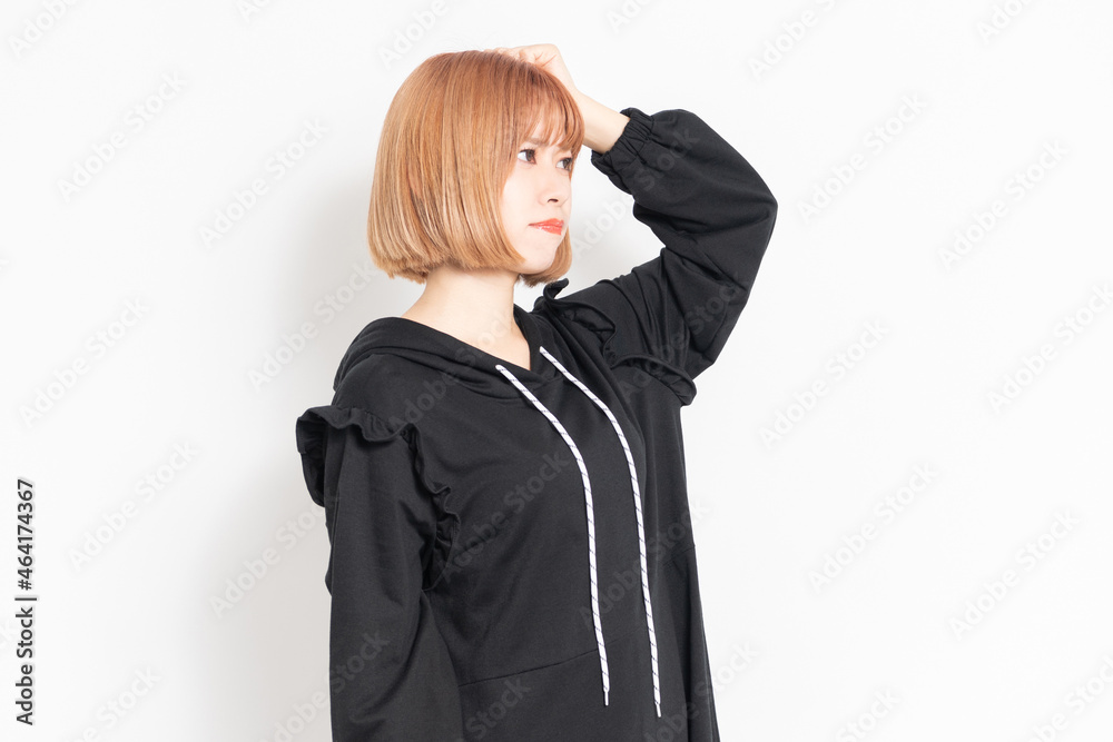 手を振り上げて怒っている若い女性 手を振り上げて怒っている若い女性