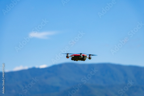 ドローン飛行 イメージ 青空と山