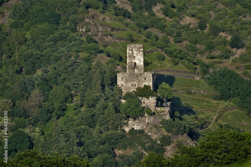 Burg Gutenfels mit Bergen in Kaub am Rhein