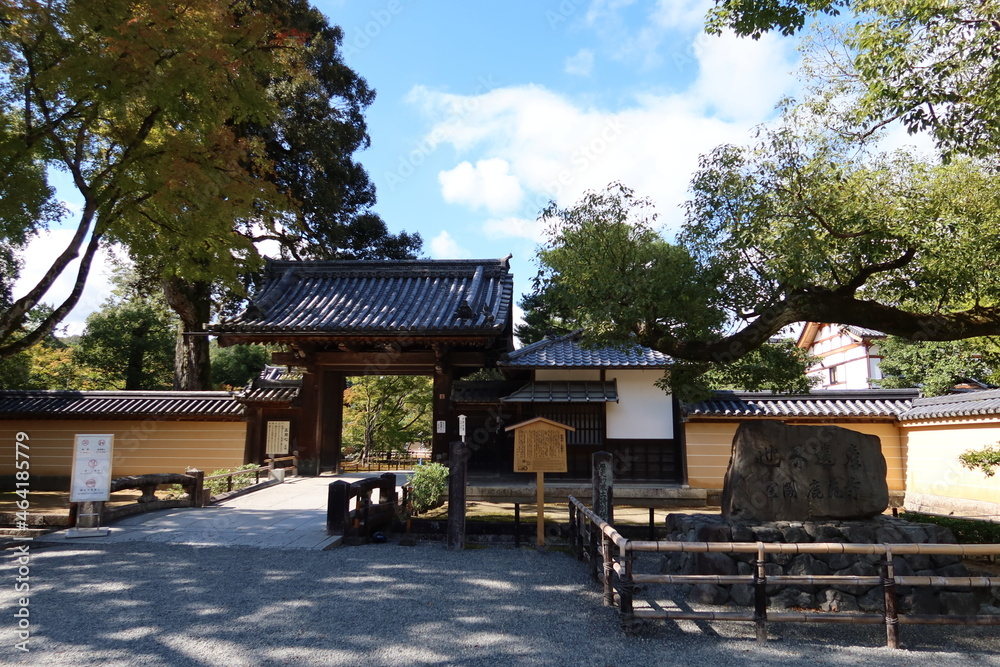 Japanese atmosphere and culture 日本の情緒・文化 : the approach to the Temple of the Golden Pavilion and the entrance 金閣寺の参道と入り口 Japanese atmosphere and culture 日本の情緒・文化 : the approach to the Temple of the Golden Pavilion and the entrance 金閣寺の参道と入り口