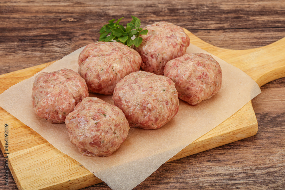 Raw turkey meatball for cooking