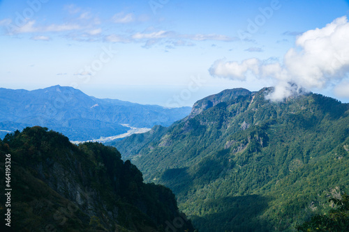 さわやかな山岳風景 日本海 秋